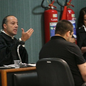 O cabo Sérgio Costa Júnior (dir.), réu confesso no assassinato da juíza Patrícia Acioli, é julgado em fórum de Niterói - Zulmair Rocha/UOL