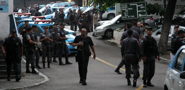 Policiais cumprem 83 mandados de prisão contra 65 PMs e 18 supostos traficantes no Rio - Fernando Quevedo/Agência O Globo