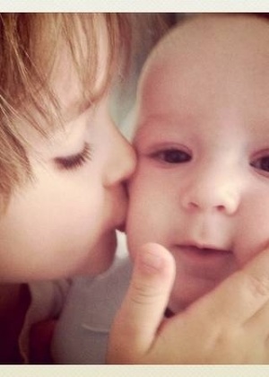 A atriz publica foto no Twitter do filho Noah beijando o rosto de Guy, seu filho caçula