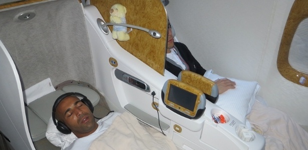 Sheik dorme durante voo da delegação do Corinthians para Dubai