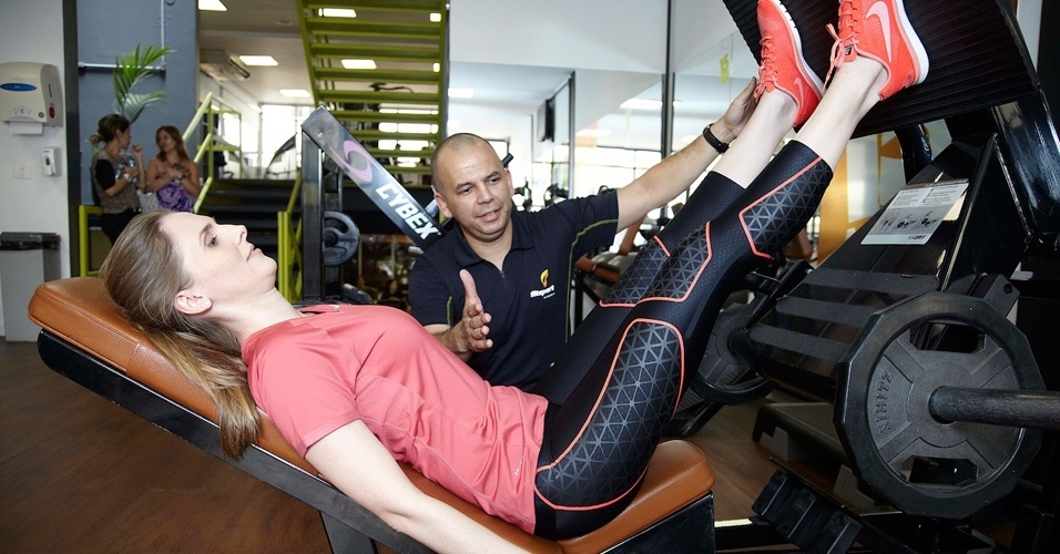 Cintya Hornburg - apresentadora do programa "Momento da Sorte" - leg press 45º - Rodrigo Niemeyer/UOL. Agradecimento: Academia Fitsport e Nike - Shopping Higienópolis