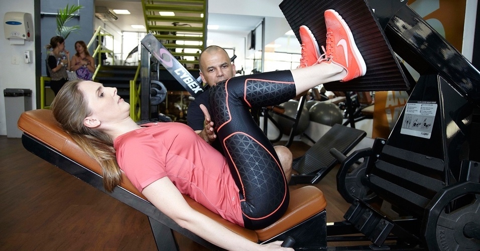 Cintya Hornburg - apresentadora do programa "Momento da Sorte" - leg press 45º - Rodrigo Niemeyer/UOL. Agradecimento: Academia Fitsport e Nike - Shopping Higienópolis