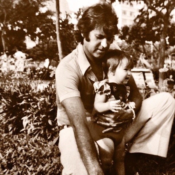 Danielle Winits em foto com o pai, Ronaldo. A atriz é fruto do relacionamento do ator com Nadja Winits. Danielle nasceu em 5 de dezembro de 1973 e é sagitariana