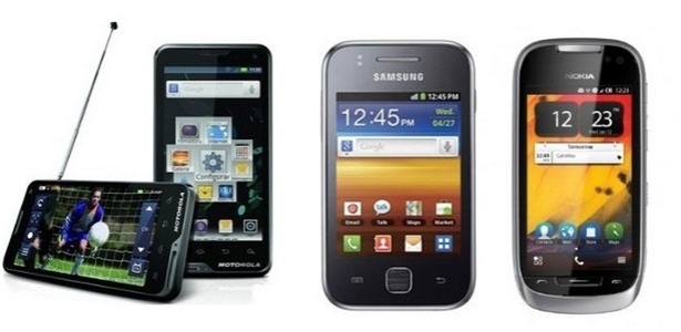 Motorola Atrix XT682 (esq), Galaxy Y TV e Nokia 701 (dir) são compatíveis com padrão de TV digital brasileiro - Divulgação 