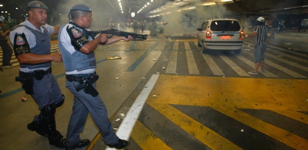 Polícia tenta conter confusão causada por torcedores do Corinthians no aeroporto