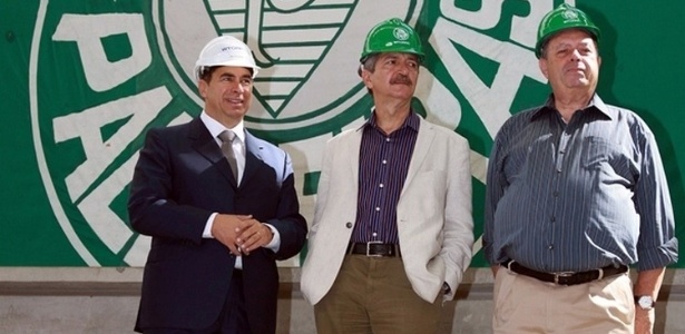 Walter Torre Jr. (à esquerda) e Décio Perin (dir.) acompanham o então ministro Aldo Rebelo (centro) na visita à arena - Fabio Menotti - 4.dez.2012/Divulgação/Palmeiras