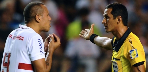 Luis Fabiano reclama com árbitro após ser expulso no duelo contra o Tigre, pela Sul-Americana - AFP PHOTO / DANIEL GARCIA