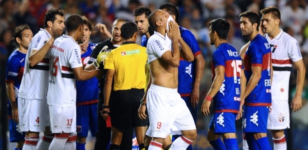 Luis Fabiano se lamenta após ser expulso na partida contra o Tigre, pela Sul-Americana - AFP PHOTO / DANIEL GARCIA