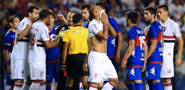 Últimos dois jogos de Luis Fabiano contra argentinos: duas expulsões  - AFP PHOTO / DANIEL GARCIA