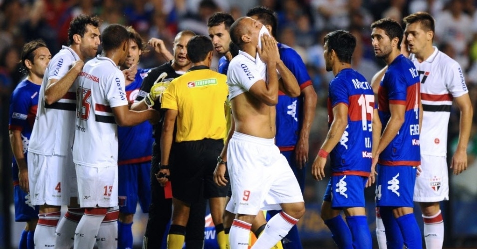 05.dez.2012 - Luis Fabiano se lamenta após ser expulso na partida contra o Tigre, pela Sul-Americana