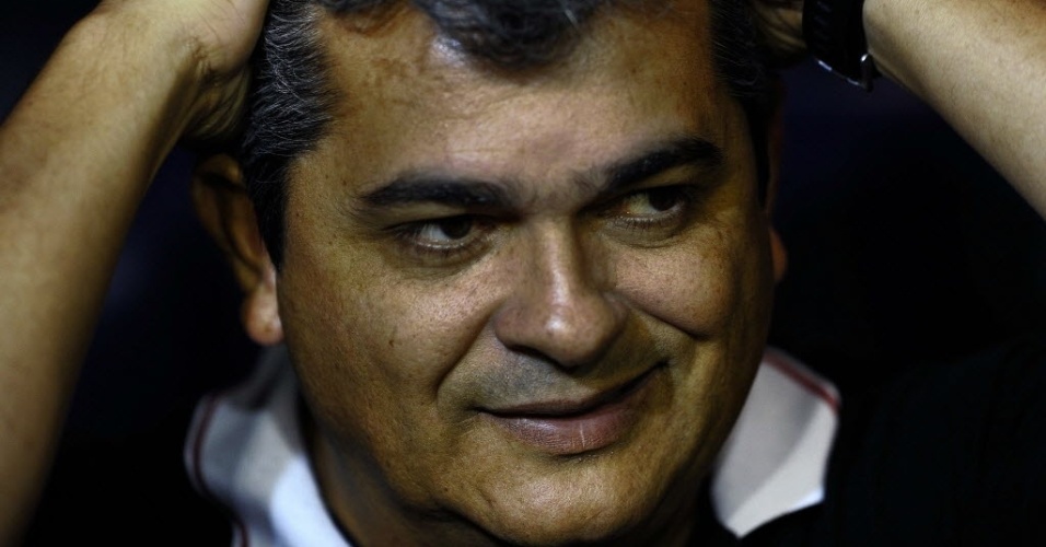 05.dez.2012 - Ney Franco, técnico do São Paulo, se lamenta após a expulsão de Luis Fabiano contra o Tigre