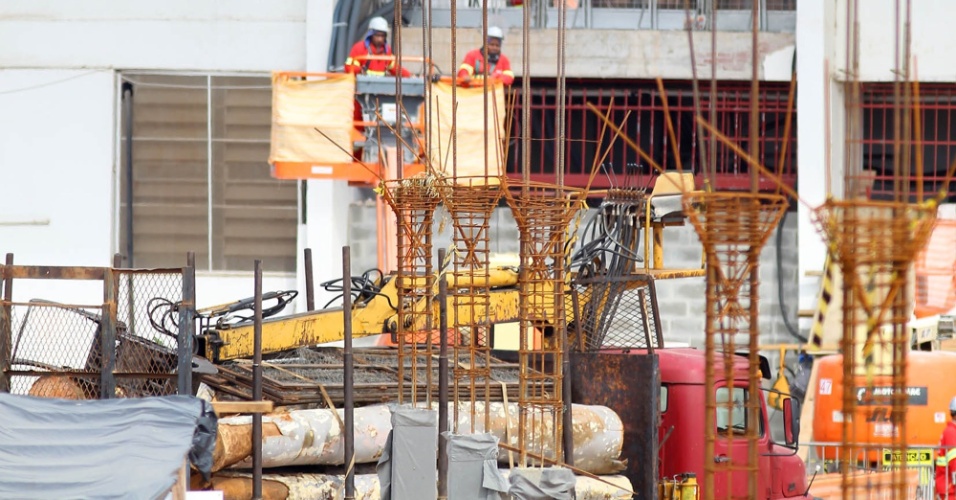 05.dez.2012 - Operários trabalham nas obras de reforma do estádio Beira-Rio para a Copa do Mundo de 2014