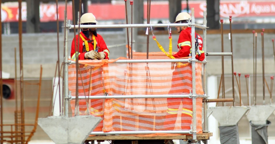 05.dez.2012 - Operários trabalham nas obras de reforma do estádio Beira-Rio para a Copa do Mundo de 2014