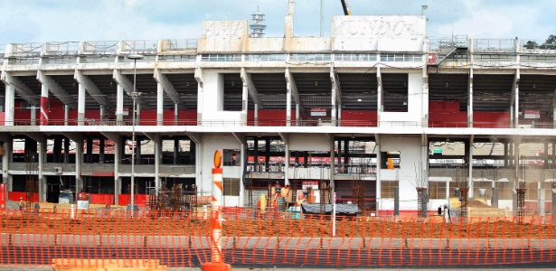 05.dez.2012 - Operários trabalham nas obras de reforma do estádio Beira-Rio para a Copa de 2014