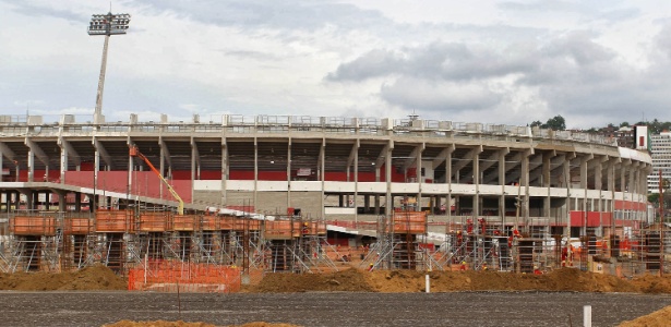 05.dez.2012 - Operários trabalham nas obras de reforma do estádio Beira-Rio para a Copa de 2014