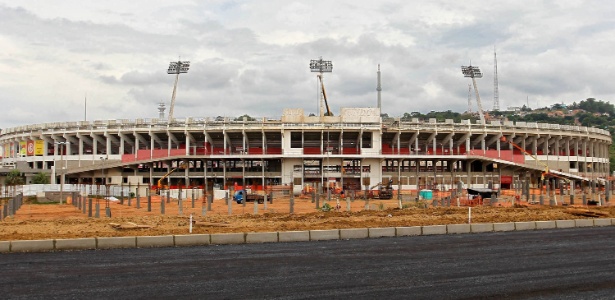 Operários trabalham nas obras de reforma do estádio Beira-Rio para a Copa do Mundo de 2014