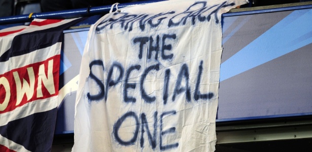 Torcedores do Chelsea exibem faixa pedindo o retorno de José Mourinho - Glyn Kirk/AFP
