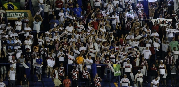 Torcida do São Paulo em La Bombonera, em Buenos Aires, no primeiro jogo da final contra o Tigre (05.dez.2012 ) - AFP PHOTO / Alejandro PAGNI