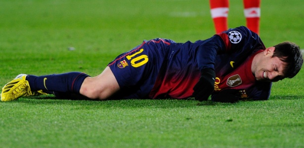 Messi cai no gramado com dor após sentir lesão no joelho na partida contra o Benfica - David Ramos/Getty Images