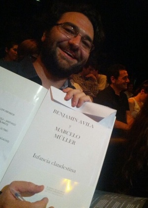 O roteirista brasileiro Marcelo Muller recebe prêmio da Academia Argentina de Cinema pelo filme "Infância Clandestina" - Divulgação
