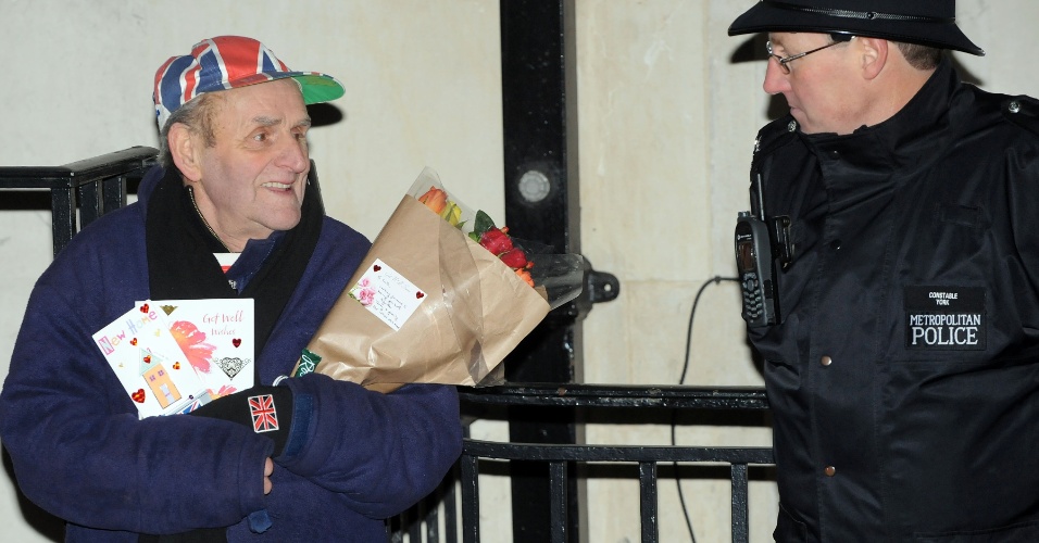 4.nov.2012 - Terry Hutt, fã da família real e conhecido também como Union Jack Man, aguarda do lado de fora do hospital King Edward VII