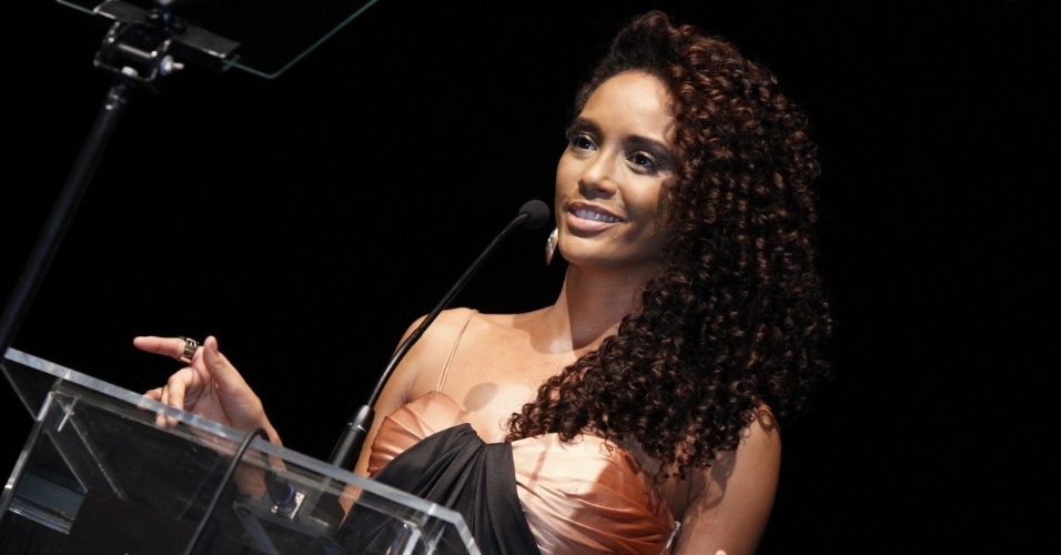 5.Dez.2012 - A atriz Taís Araújo apresenta premiação de beleza no Rio de Janeiro