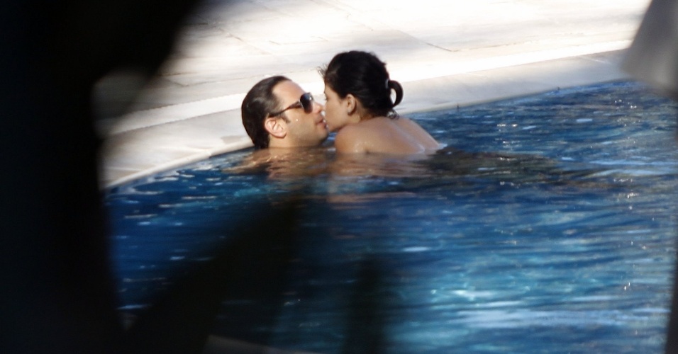 5.dez.2012 - A atriz Vanessa Giácomo é fotografada aos beijos com o namorado, Giuseppe Diorguardi, na piscina de um hotel na zona oeste do Rio. Em junho deste ano, Vanessa se separou do também ator Daniel de Oliveira, com quem ficou casada durante oito anos