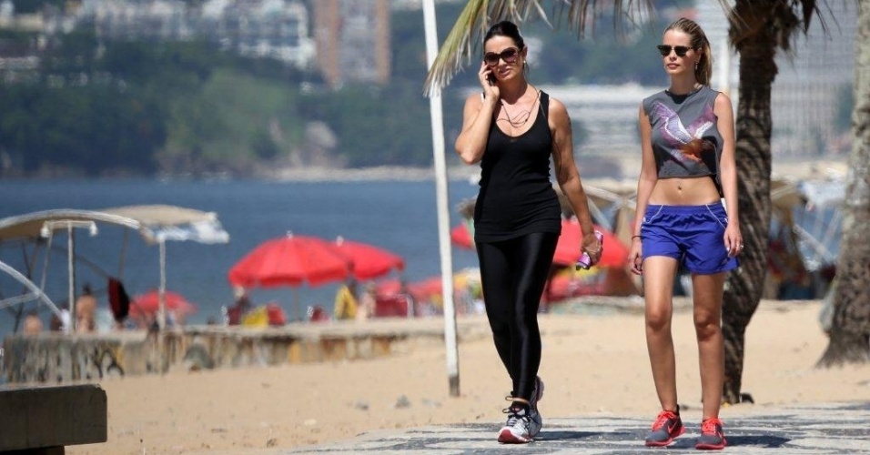 5.dez.2012 - Luiza Brunet e a filha caminham na orla de Ipanema, na zona sul do Rio
