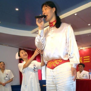  A chinesa Yao Defen, que media 2,33 metros quando foi considerada a mulher mais alta do mundo - AFP - 18.mai.2002