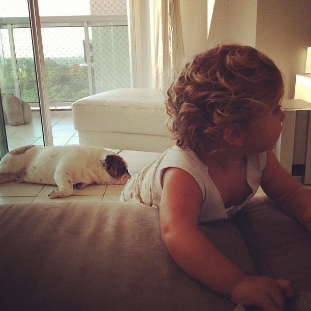 5.dez..2012 - Priscila Fantin divulga foto do filho e do cachorro