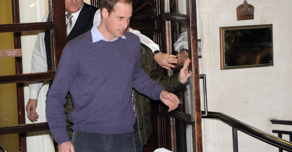 5.nov.2012 - Príncipe William deixa o hospital King Edward VII, onde a duquesa Catherine está internada desde o dia 3