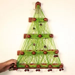Fotos: Faça uma árvore de Natal usando cabideiros e lã: o enfeite é  diferente, barato e compacto - 05/12/2012 - UOL Universa