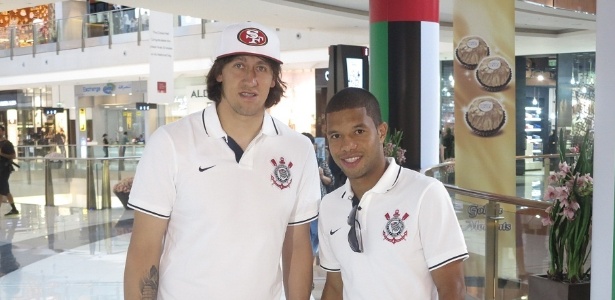 Bruno Thadeu/UOL Goleiro Cássio e lateral Guilherme Andrade passeiam no maior shopping do mundo