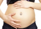 Piercing no umbigo durante a gravidez pode afetar o bebê - Shutterstock