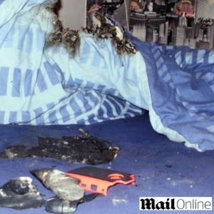 Restos do smartphone que teria explodido na cama de Kian McCreath, 11, em Holbroks, Reino Unido - Reprodução/Daily Mail