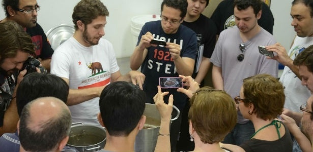 Rodrigo Louro comanda uma aula na Cervejaria Escola Sinnatrah - Arquivo Pessoal/Rodrigo Louro