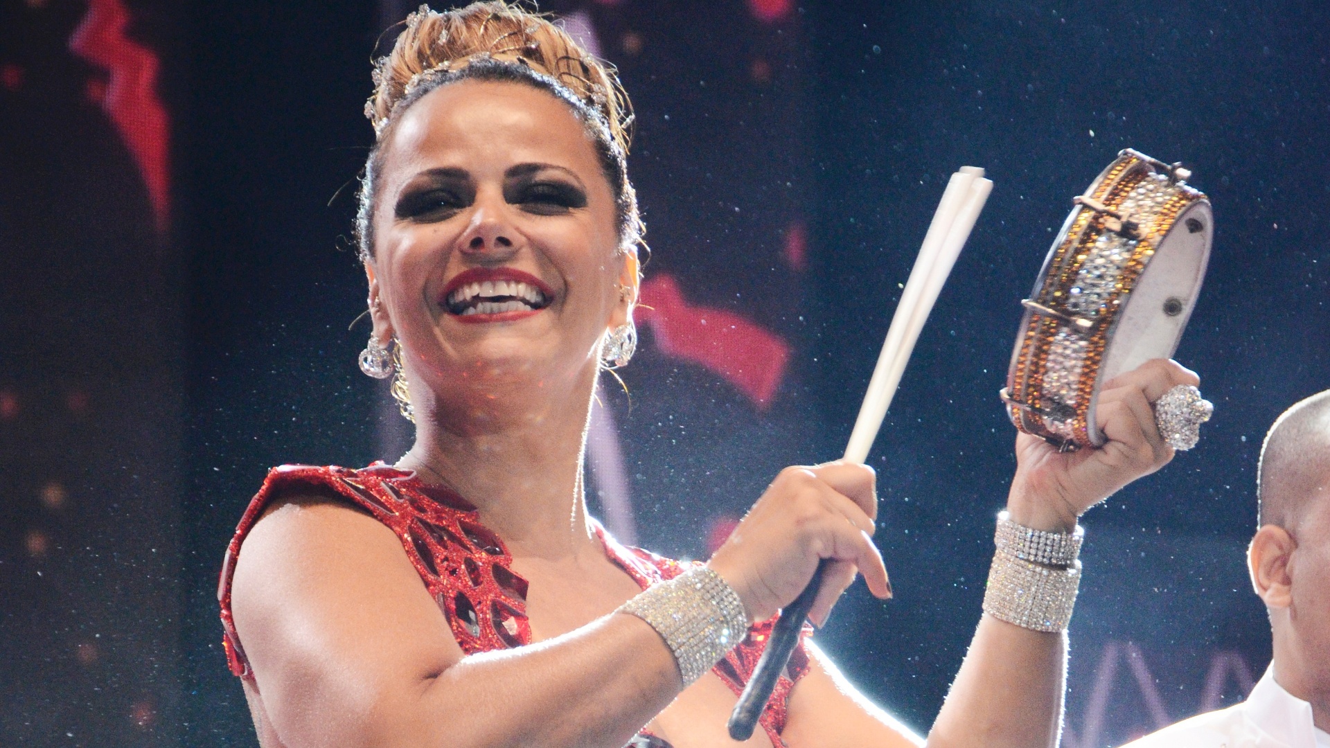 Viviane Araújo, rainha de bateria da Salgueiro, esteve presente no primeiro dia de gravações para a vinheta de Carnaval da Globo. Viviane também estará à frente da bateria da Mancha Verde, no Carnaval de São Paulo (4/12/12) - TV Globo/ Reprodução