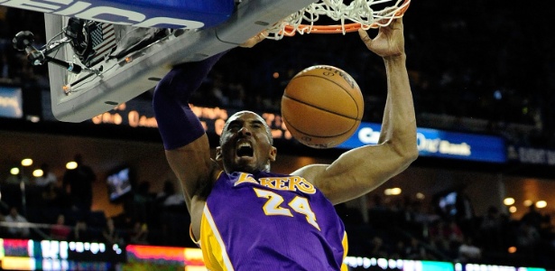 Kobe Bryant, do Los Angeles Lakers, enterra durante jogo contra o New Orleans Hornets - Stacy Revere/Getty Images/AFP