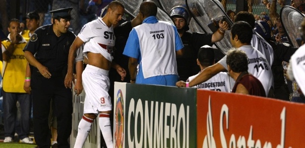 Luis Fabiano foi expulso contra o Tigre e voltou a deixar São Paulo na mão em decisões - EFE/LUCIANO THIEBERGER
