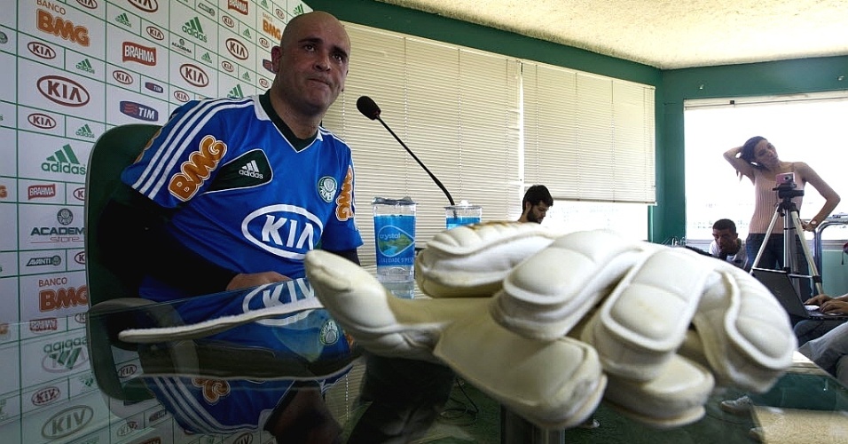 06.dez.2012 - Ex-goleiro Marcos concede entrevista coletiva após treino no Palmeiras para seu jogo de despedida