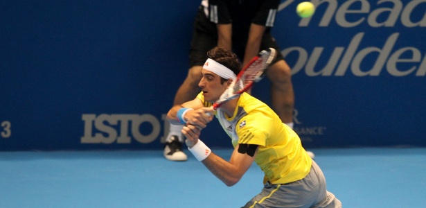 Bellucci rebate bola de Federer durante Desafio Internacional de Tênis - Marcelo Ferrelli/inovafoto