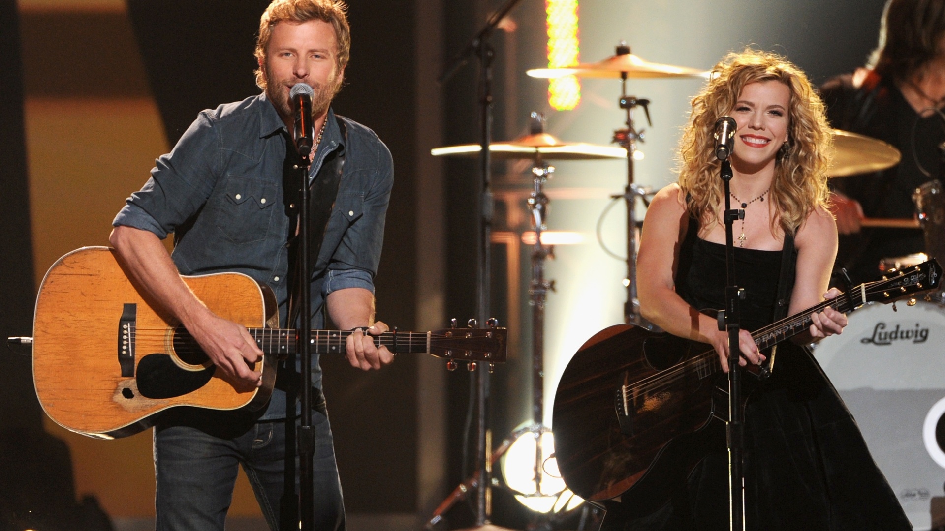 5.dez.2012 - Dierks Bentley e Kimberly Perry, do Band Perry, durante a cerimônia dos indicados ao Grammy 2013. A 55ª edição dos prêmios Grammy acontecerá no dia 10 de fevereiro no Staples Center, em Los Angeles - Getty Images