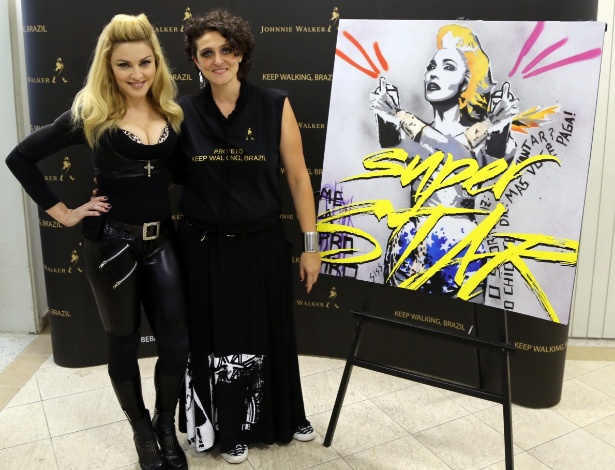 5.dez.2012 - Madonna se encontrou com a grafiteira Simone Sapienza, a Siss. Foi Siss quem criou a capa do single "Superstar" - Divulgação