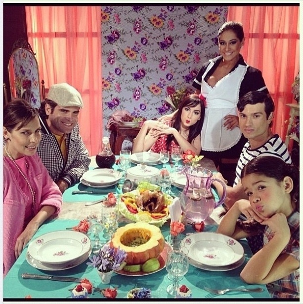 5.dez.2012 - Mayra Cardi serve jantar para Mc Anitta em gravação de clipe