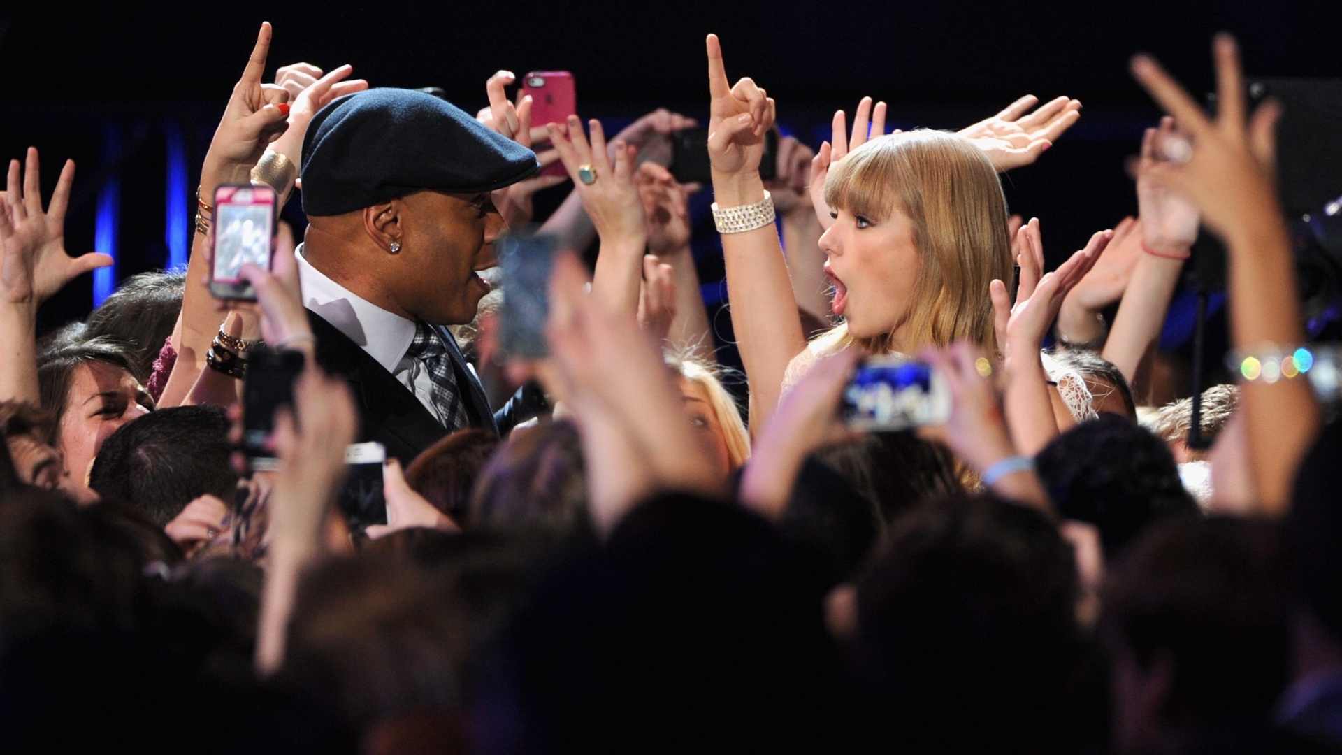 5.dez.2012 - Taylor Swift e LL Cool J durante a cerimônia dos indicados ao Grammy 2013. A 55ª edição dos prêmios Grammy acontecerá no dia 10 de fevereiro no Staples Center, em Los Angeles - Getty Images