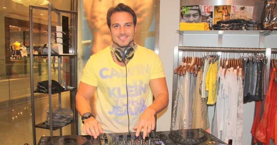 5.Dez.2012 - O ex-BBB Fernando Mesquita age como DJ em loja do shopping  Boulevard,em Belém no Pará