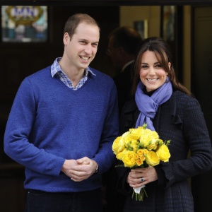 A duquesa de Cambridge, Kate Middleton, e o príncipe William, seu marido, deixam hospital - Facundo Arrizabalaga/Efe 