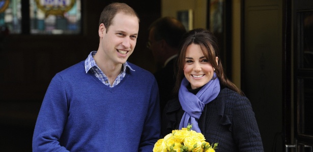 A duquesa de Cambridge, Kate Middleton, e o príncipe William, seu marido, na saída do hospital King Edward 7º, na quinta (6)