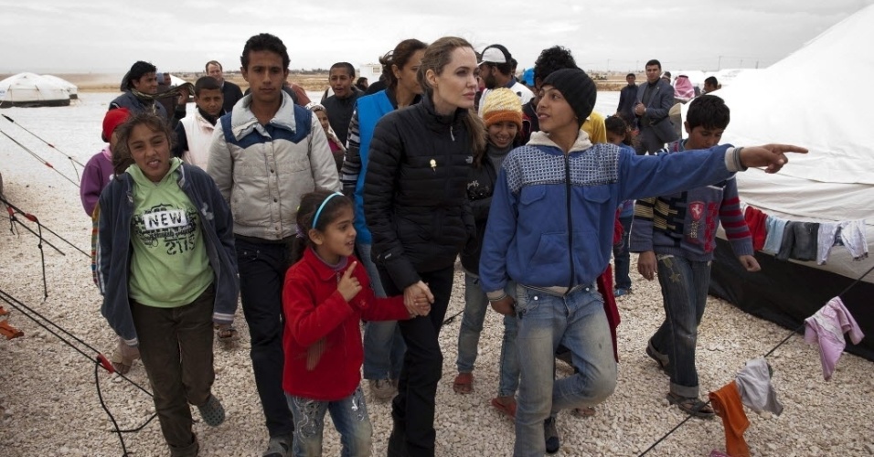 6.dez.2012 - Angelina Jolie visita refugiados da Síria na Jordânia