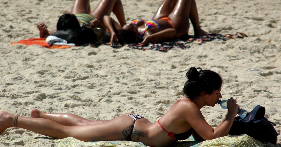 6.dez.2012 - Banhistas aproveitam calor de 30°C na praia de Ipanema, no Rio de Janeiro